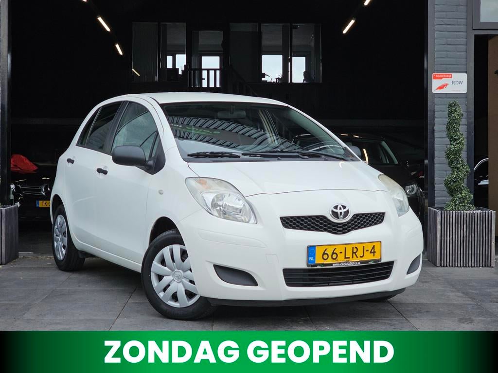 Toyota Yaris 1.0 VVTi Acces|APK|NAP|Airco|5 Deuren|E. Ramen, Auto's, Voorwielaandrijving, Stof, Met garantie (alle), Wit