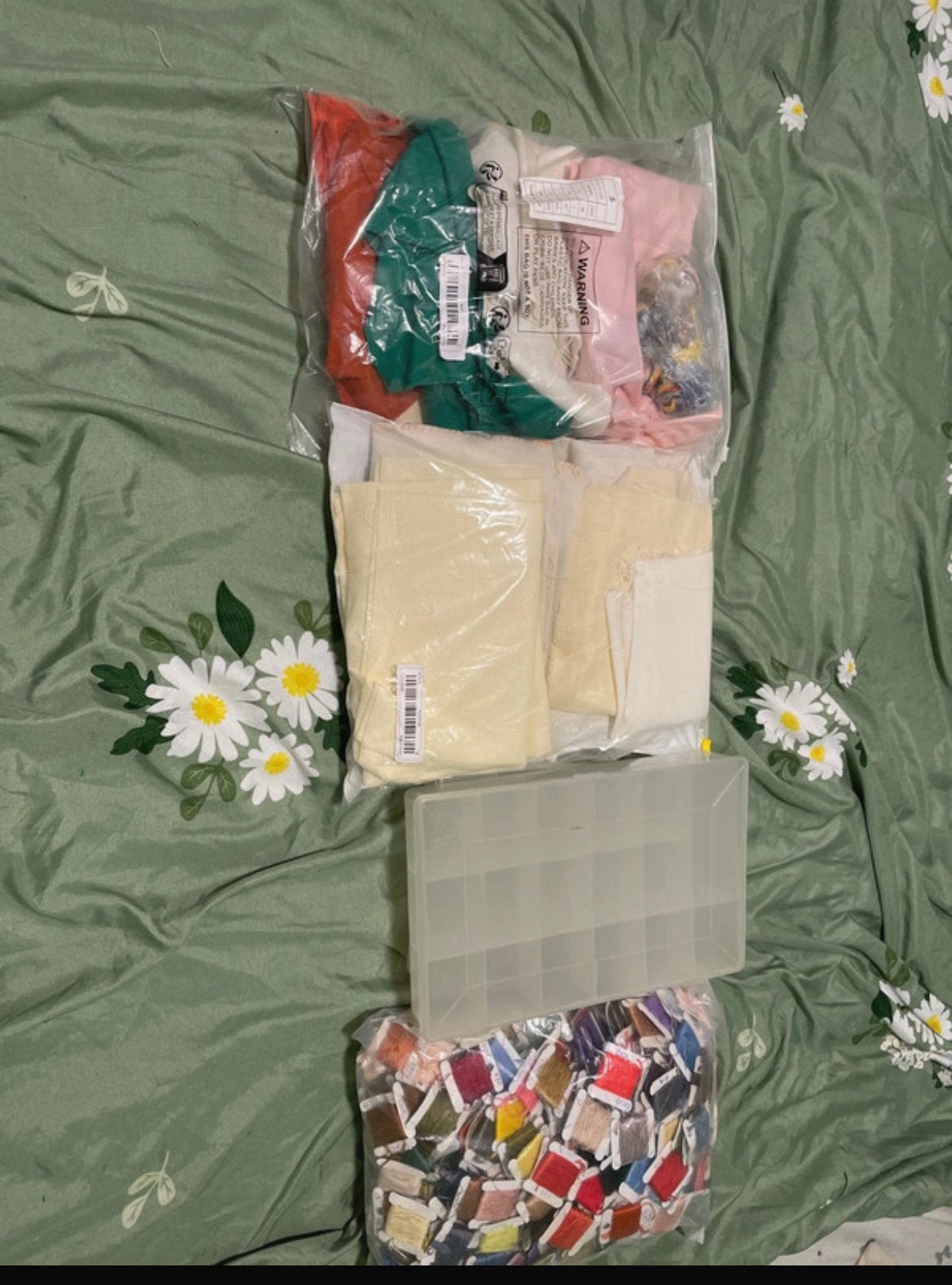 DMC Embroidery threads, clothes and books, Hobby en Vrije tijd, Verzenden, Zo goed als nieuw, Patroon