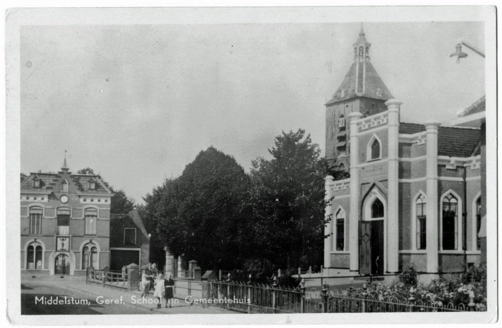 Middelstum, Geref. School en Gemeentehuis, 1955, Verzamelen, Verzenden, 1940 tot 1960, Gelopen, Groningen