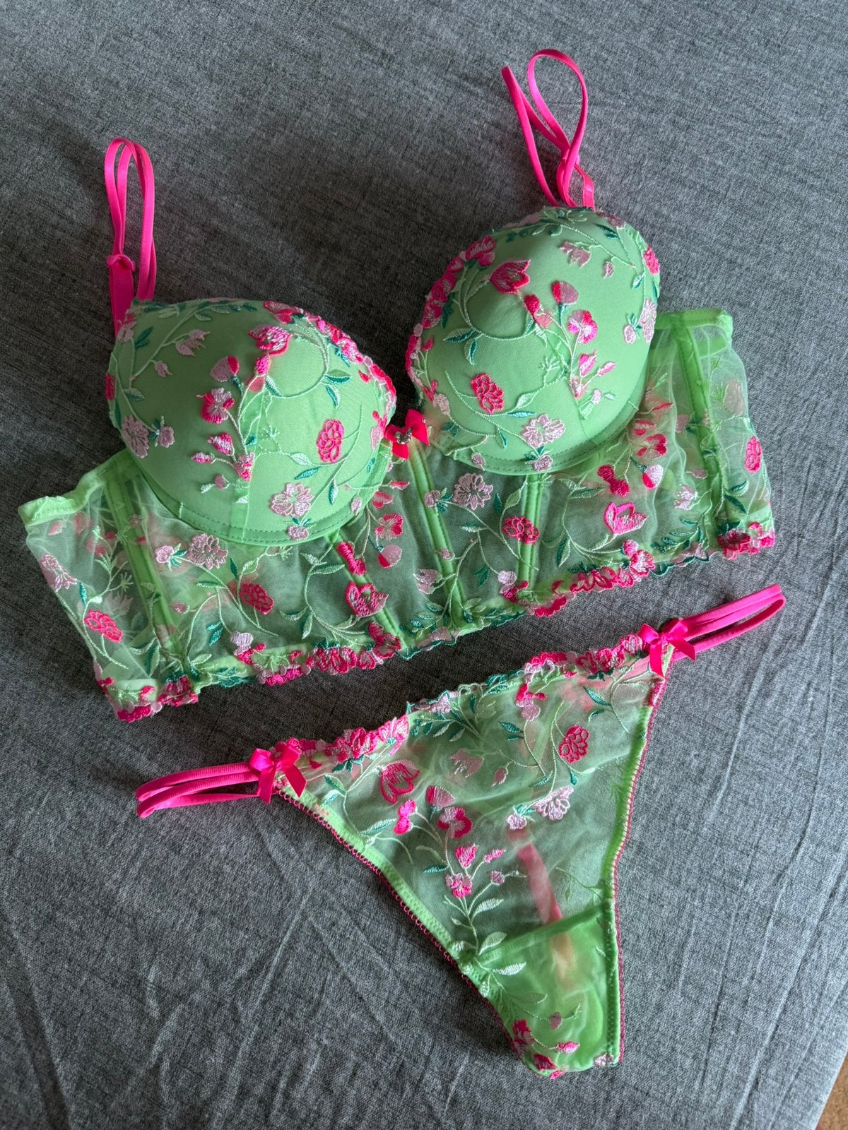 Lingerie set bh 80A en string M new yorker, Ophalen of Verzenden, Groen, Setje
