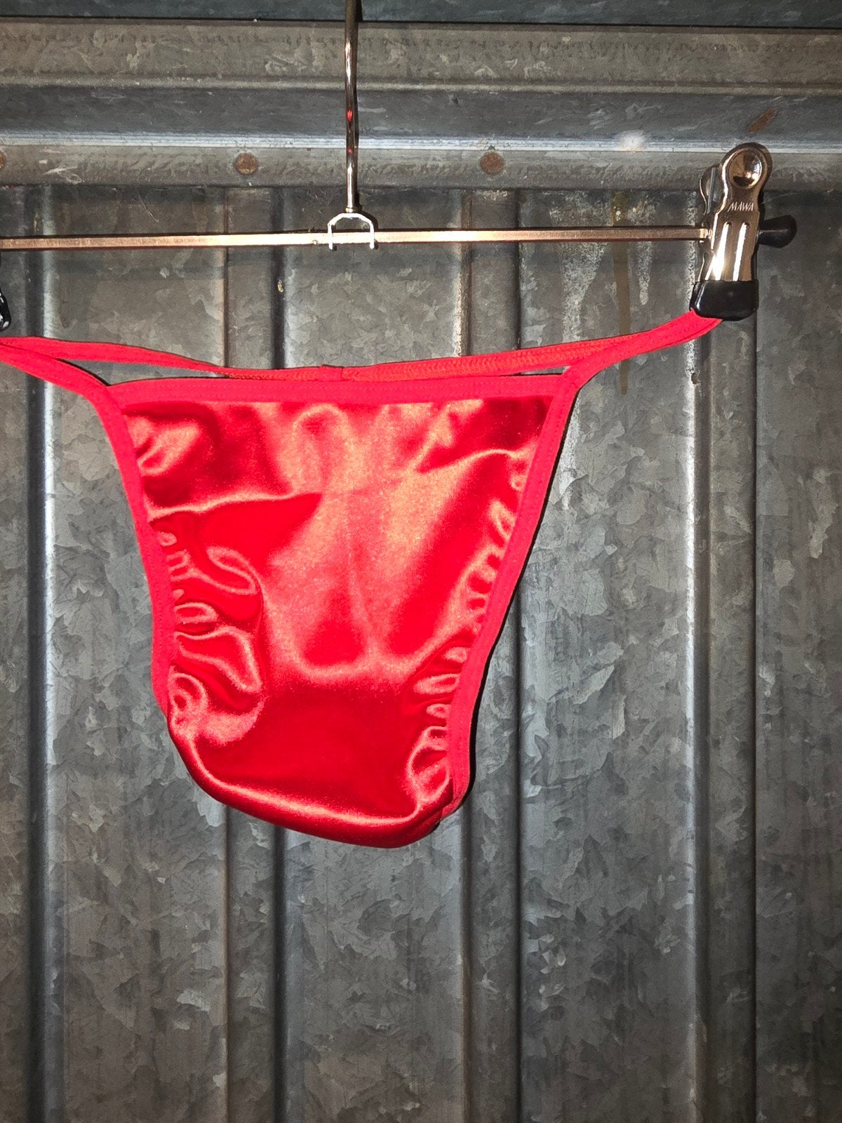Rode satijnen string, Verzenden, Rood, String