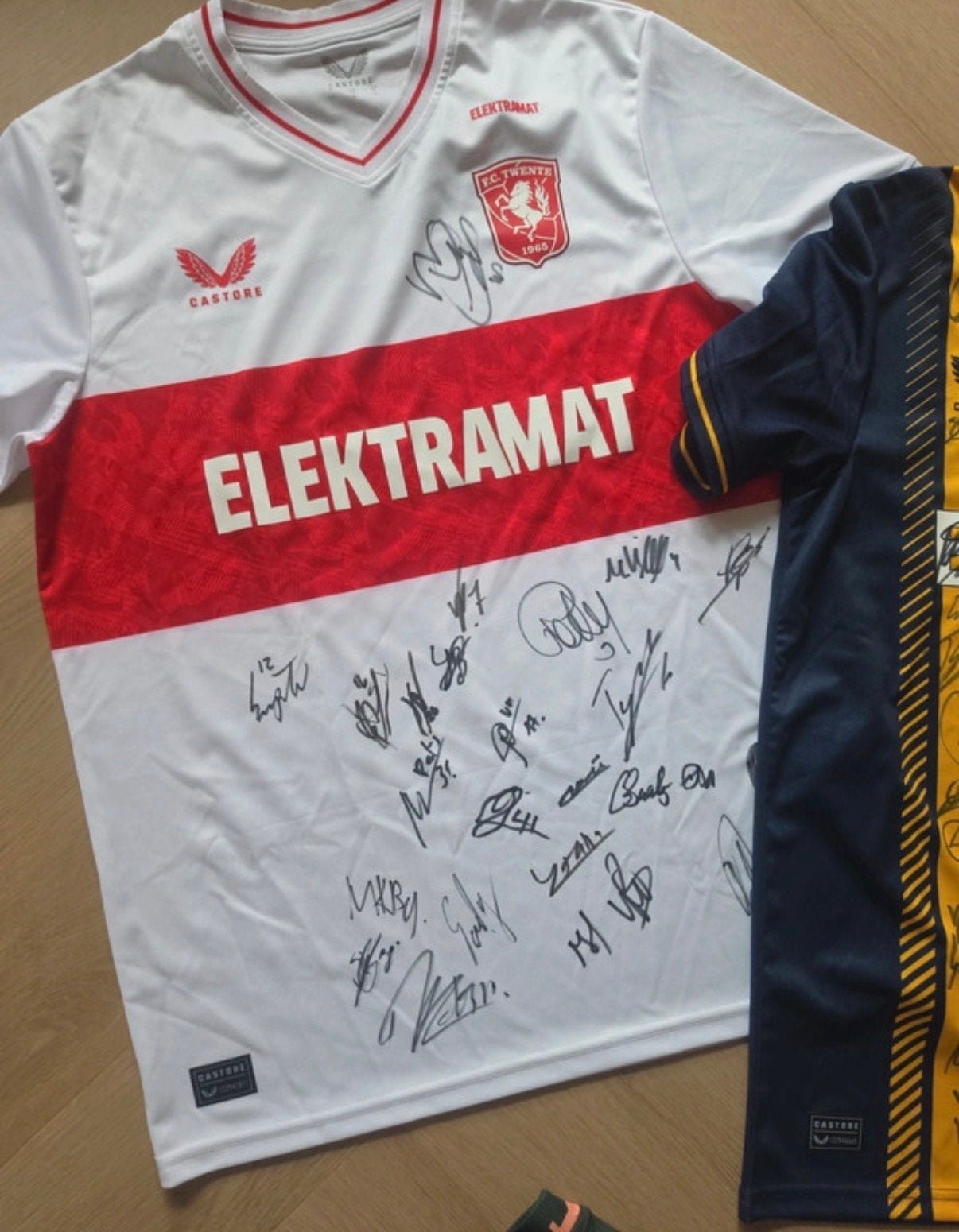 Gesigneerd FC Twente shirt - Uniek item voor fans!, Ophalen of Verzenden, Zo goed als nieuw, Shirt