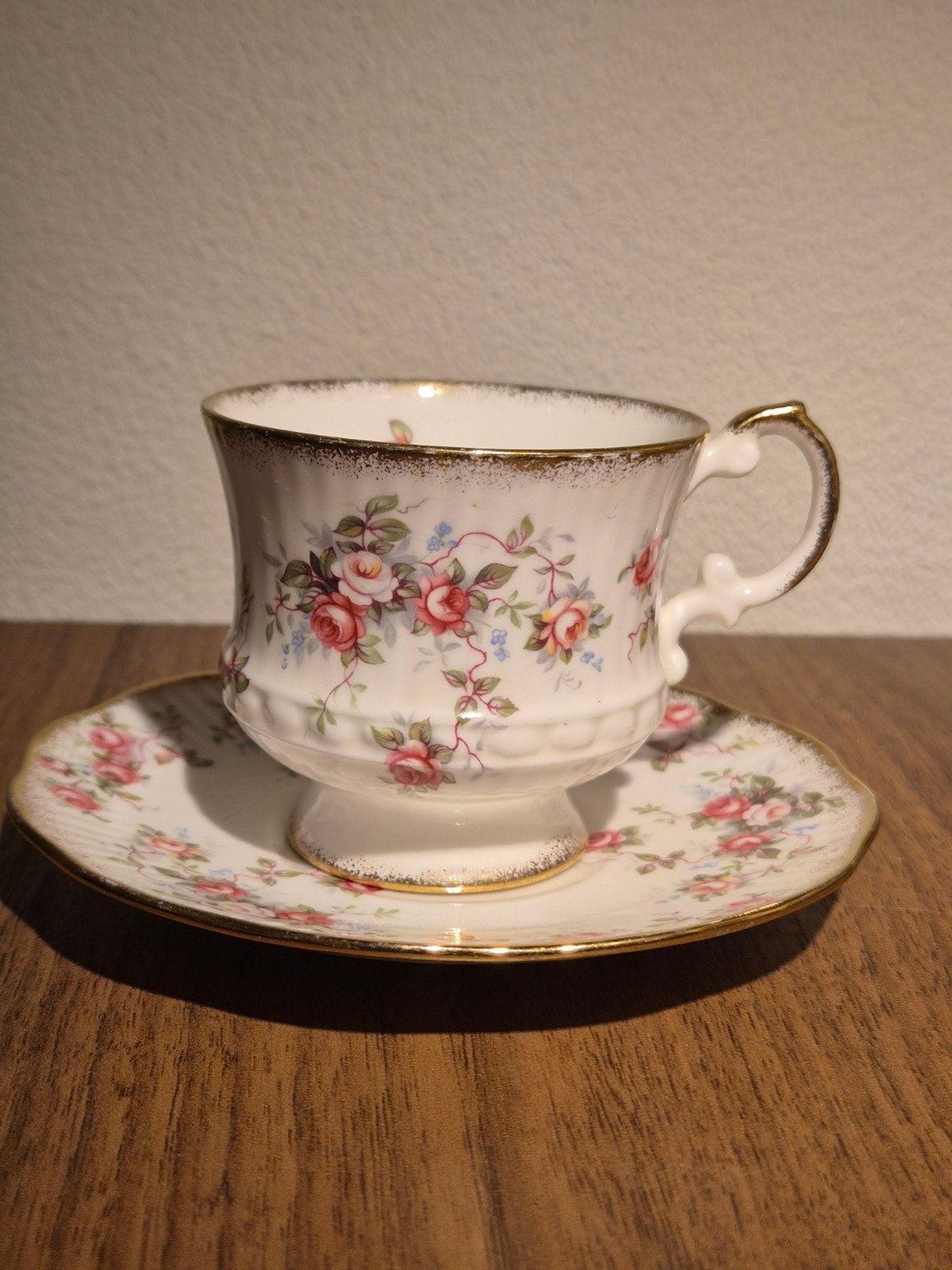 Elizabethan Fine Bone China Kop en Schotel - Rozenpatroon, Ophalen of Verzenden