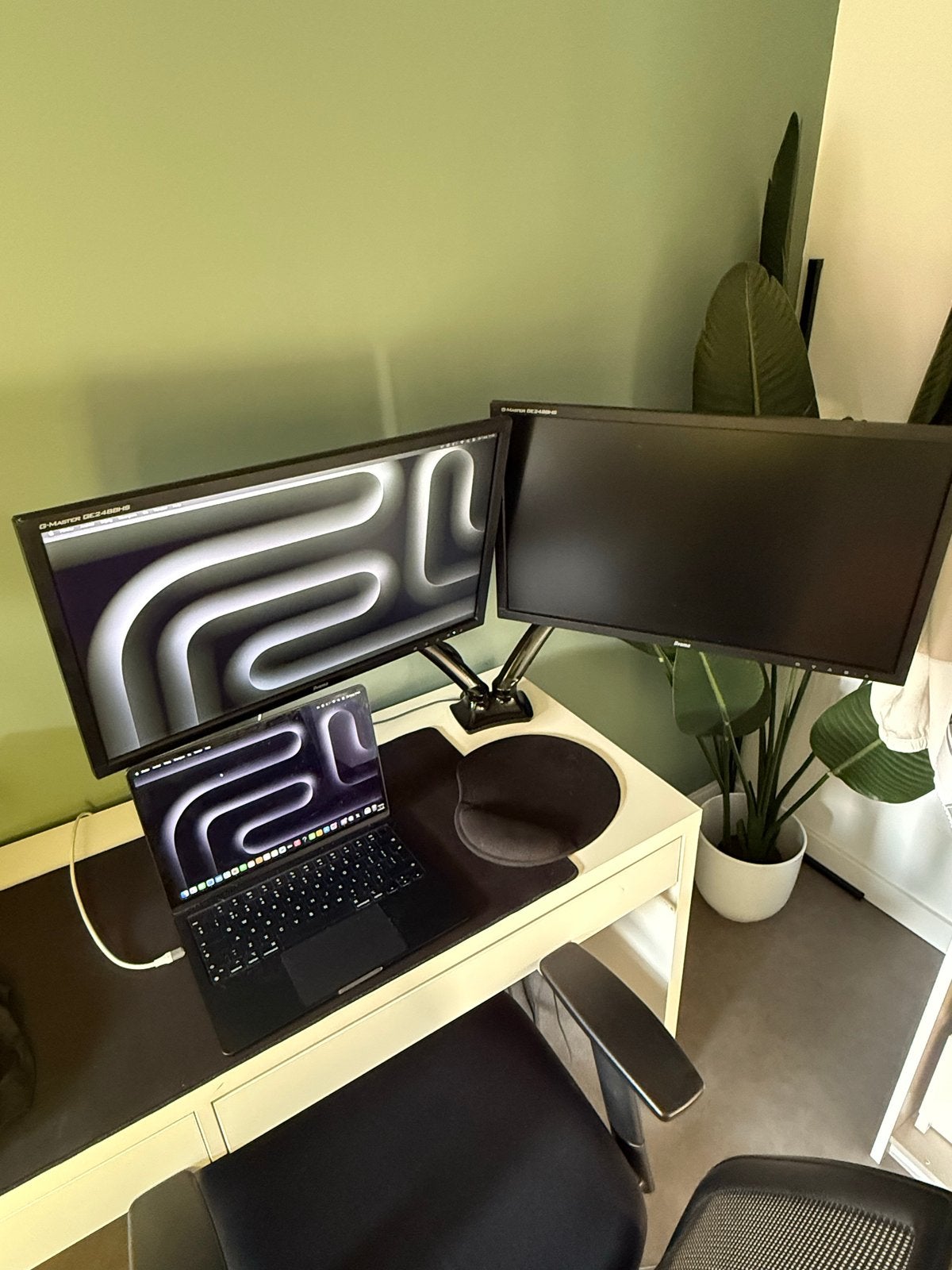 Twee Dell monitoren met dubbele monitorarm, Gebruikt, IPS, Kantelbaar, 60 Hz of minder