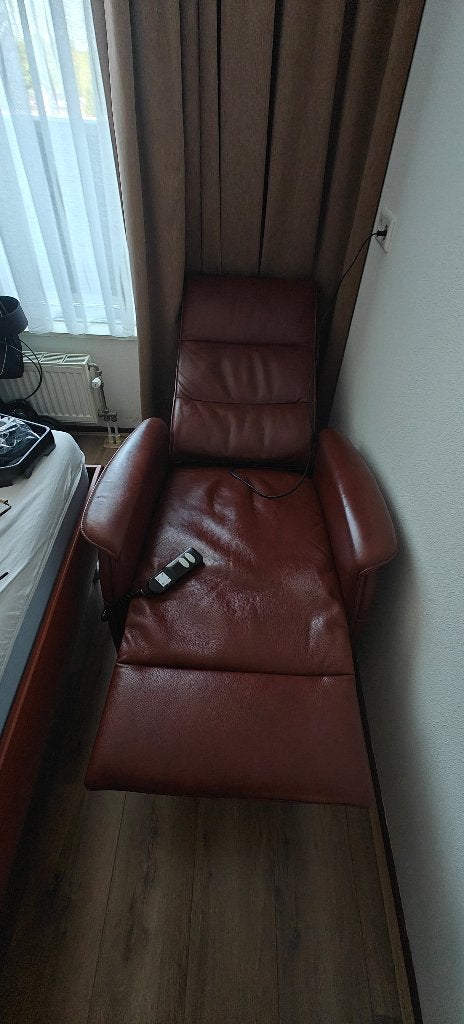 Elektrische sta-op stoel / relaxfauteuil – leerlook, Ophalen, Zo goed als nieuw, 75 tot 100 cm, 50 tot 75 cm