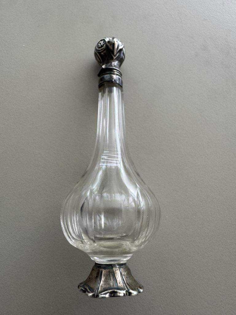 Parfum fles met zilveren dop, Ophalen