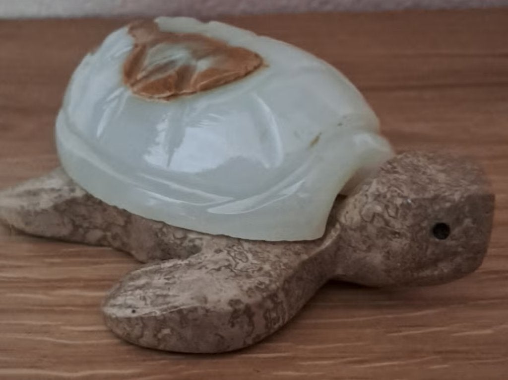 Decoratieve schildpad van steen en onyx. Edelsteen, Ophalen of Verzenden, Zo goed als nieuw, Reptiel of Amfibie, Beeldje of Figuurtje