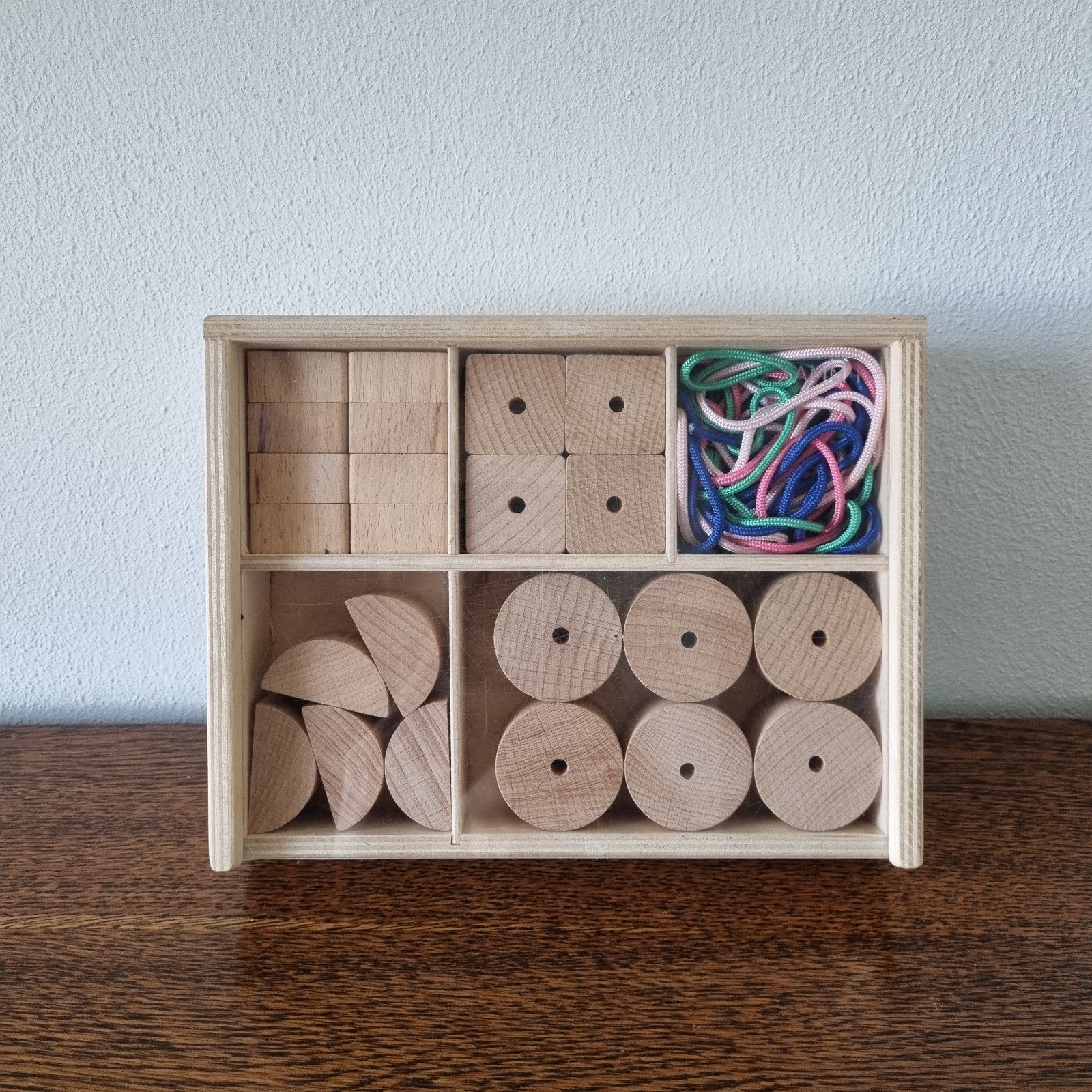 Ikea lustigt kralen set met touw veterkralen wooden beads, Ophalen of Verzenden, Zo goed als nieuw