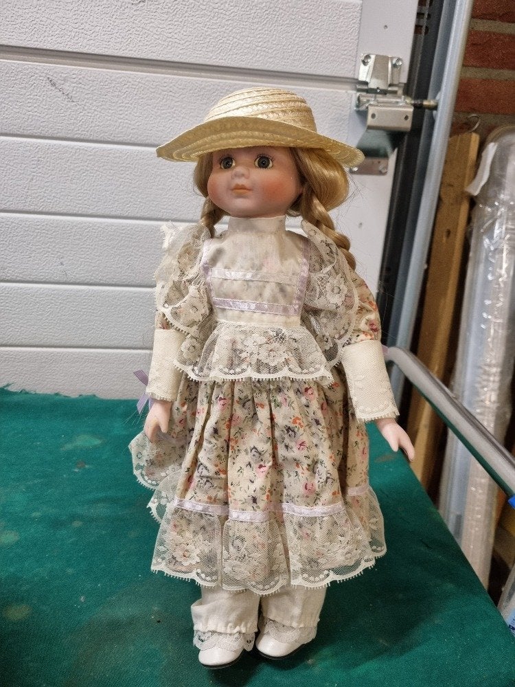 pop op standaard porselein, Ophalen of Verzenden, 'T Olde Gre-j, Info@toldegrej.nl, Endepoelstraat 20f Didam