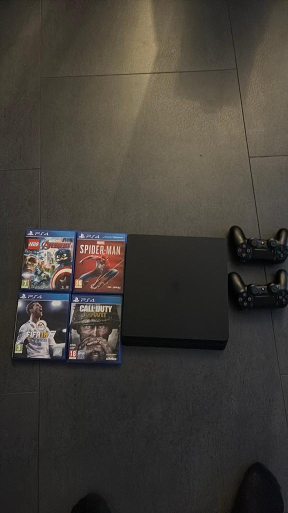 PlayStation 4 Slim met 2 controllers en 4 games, Avontuur en Actie, Gebruikt, 2 spelers, Ophalen of Verzenden