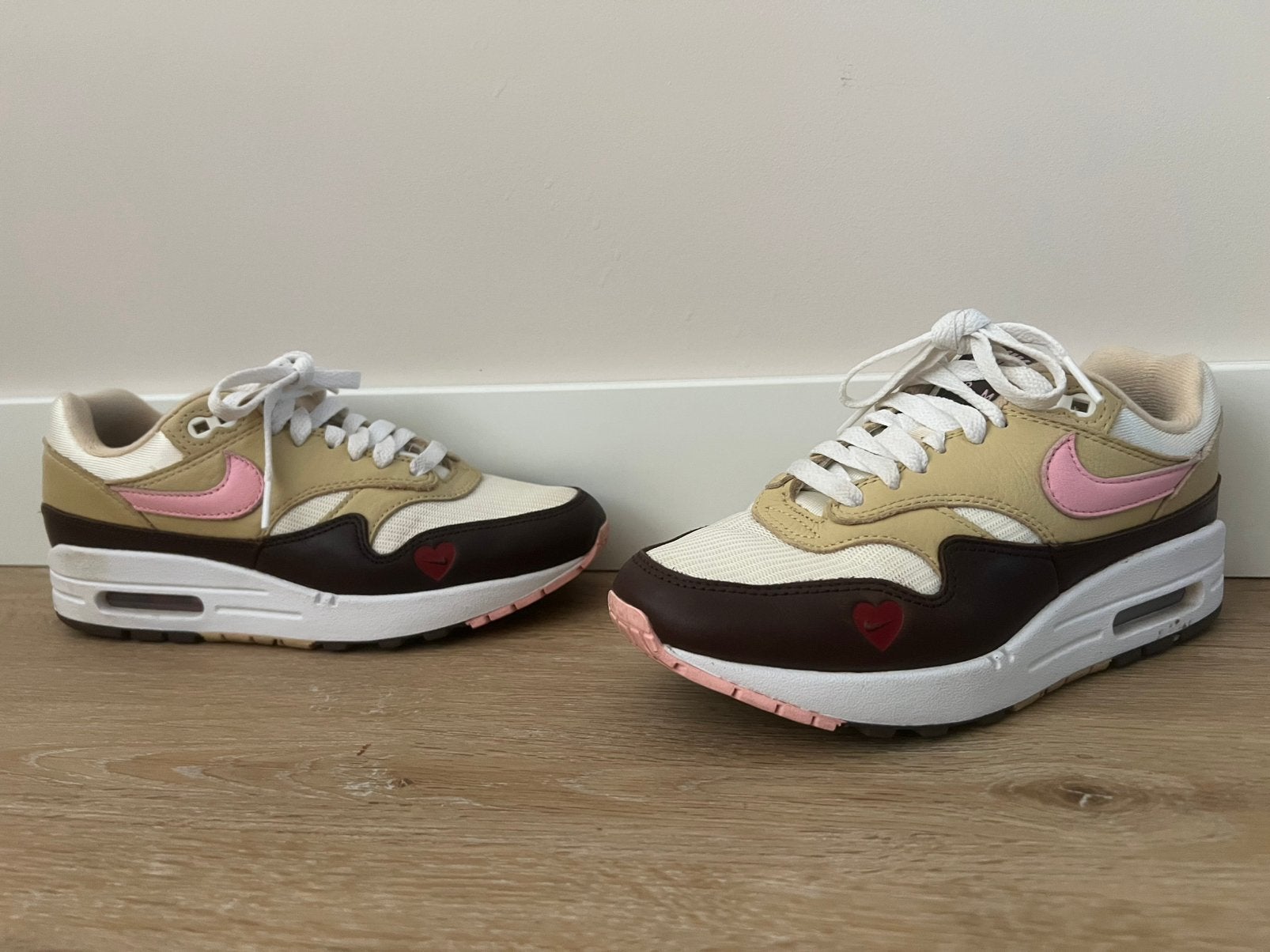 Nike air max 1 Valentine’s Day 2024 - maat 36,5, Ophalen, Beige, Sneakers of Gympen, Zo goed als nieuw