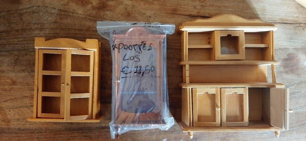 Miniatuur poppenhuis meubels: kastjes en dressoir, Ophalen of Verzenden, Gebruikt, Poppenhuis