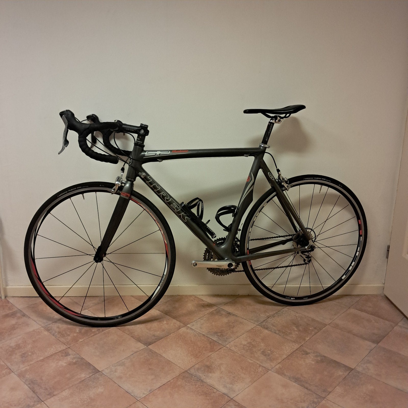 nette Trek Madone 5.2 carbon racefiets 58cm vol Ultegra 30sp, 28 inch, Gebruikt, Carbon, Velgrem