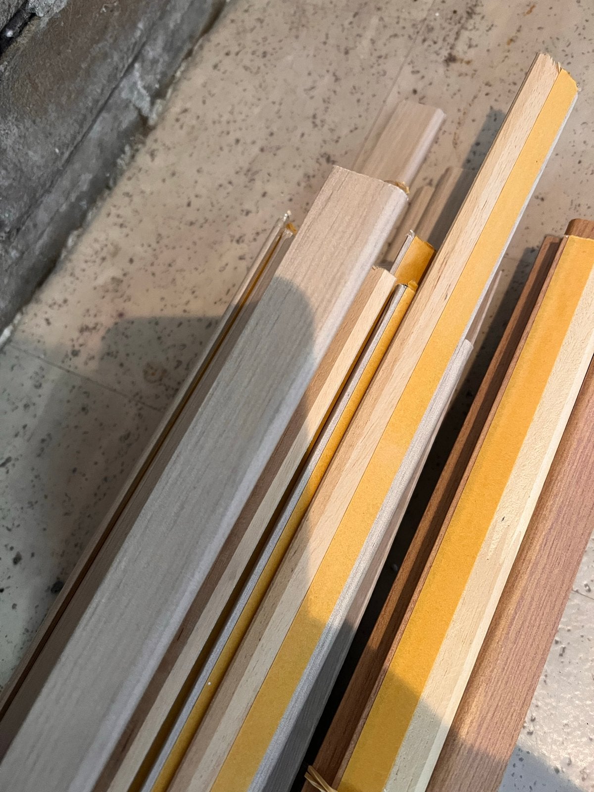Dunne wit/grijs en bruine plinten - 70 stuks, Ophalen, Overige materialen, Gebruikt, 250 cm of meer