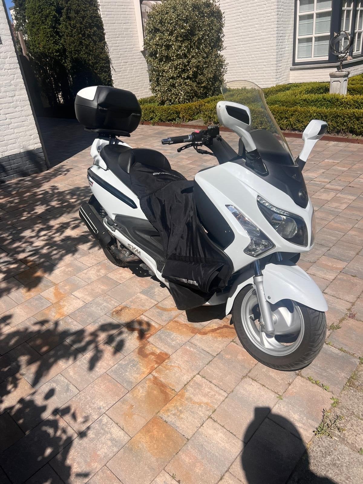 SYM300 Witte Motorscooter met beenkleed en topkoffer, Ophalen, Gebruikt, Benzine, Overige modellen