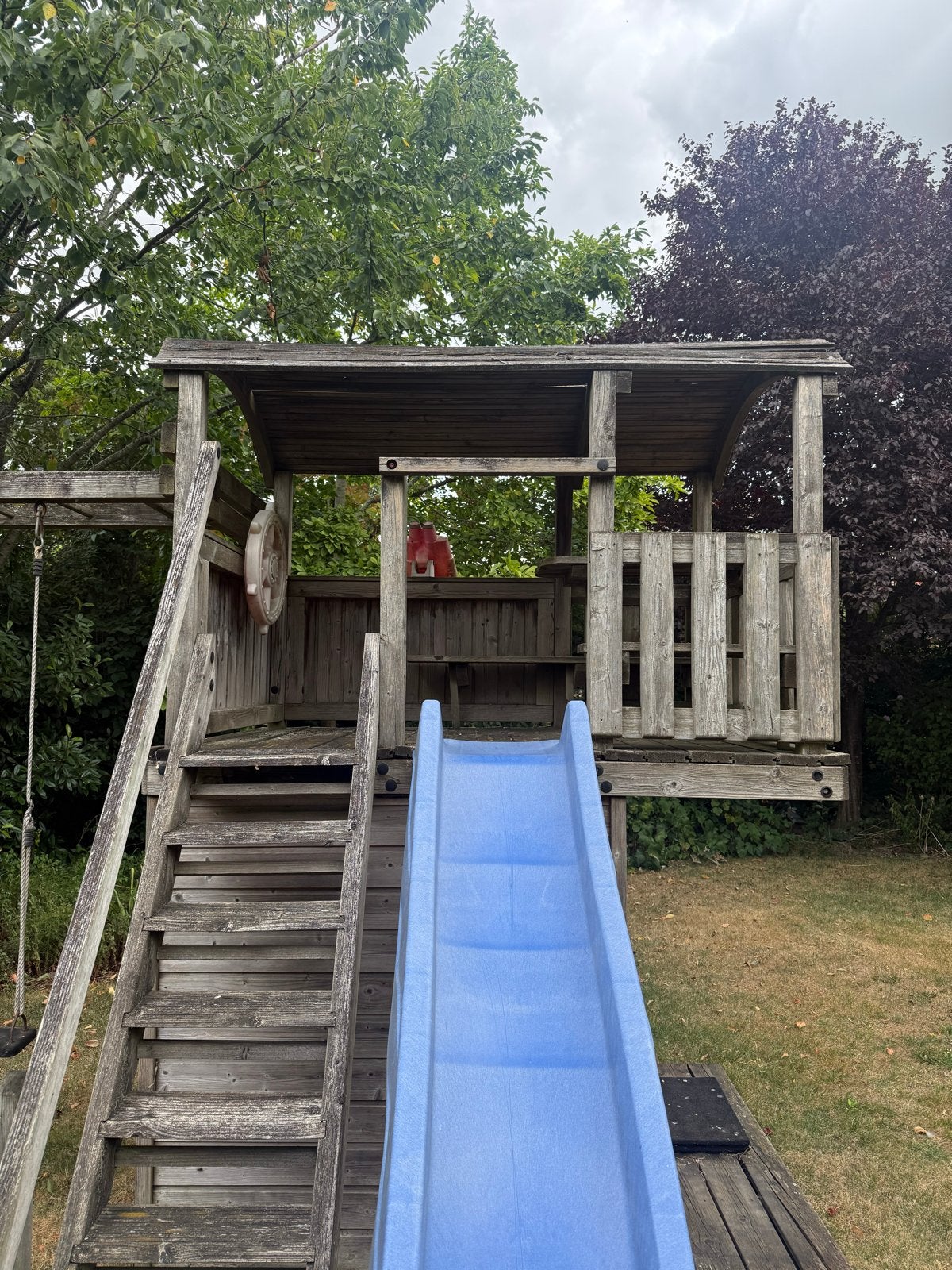 Houten speeltoestel met glijbaan en schommels, Kinderen en Baby's, Speelgoed | Buiten | Speeltoestellen, Ophalen of Verzenden