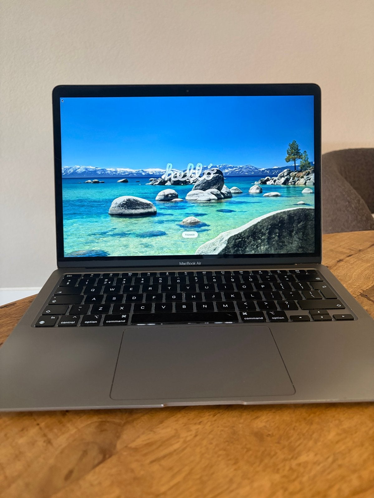 Foto 2 van MacBook Air M1 2020 - 13 inch, 8GB RAM, 256GB SSD - 79%