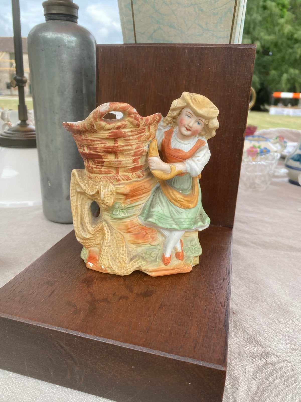 Antieke Boekensteun met Figuur van Meisje en Mand, Ophalen