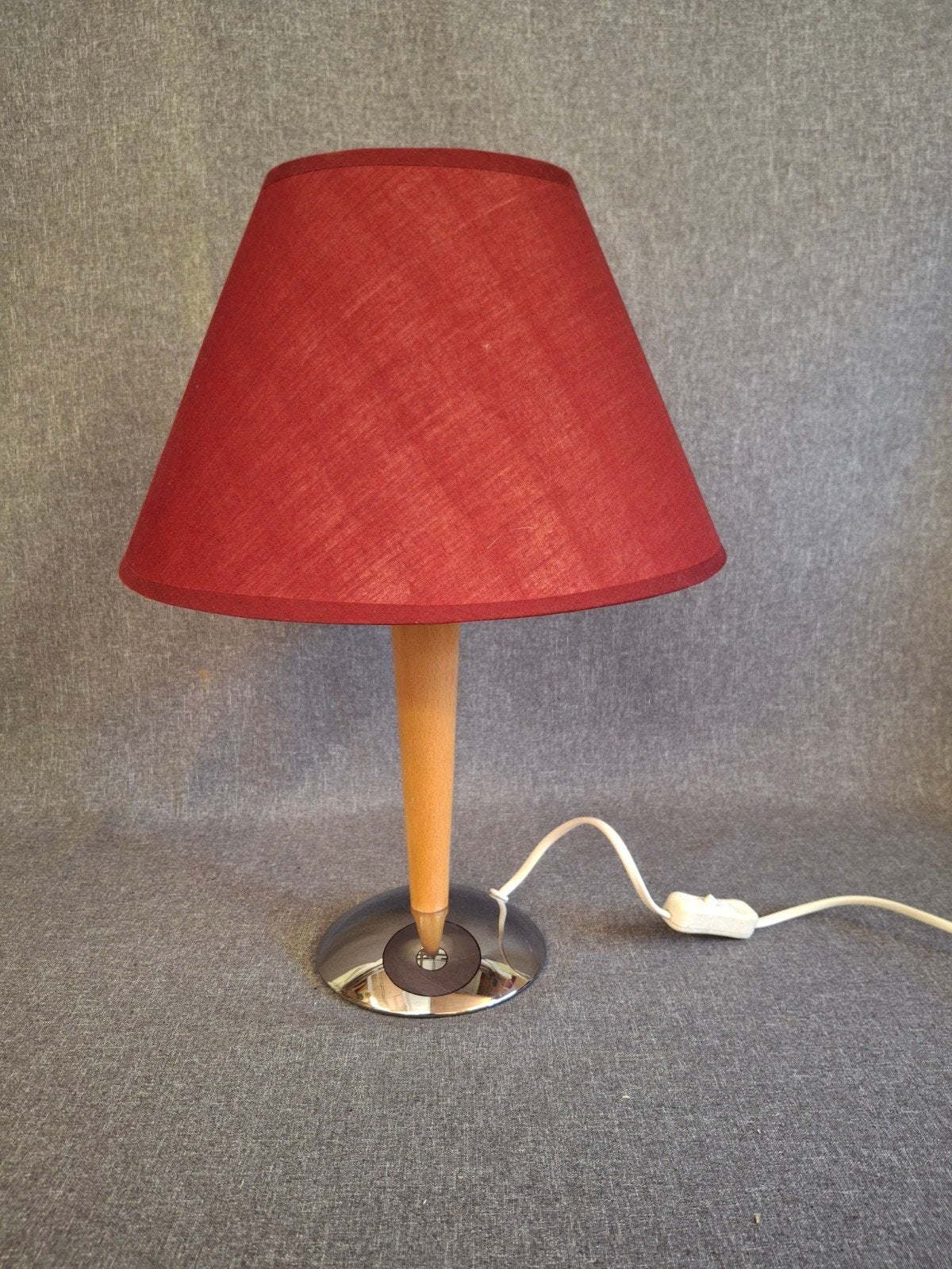 Vintage IKEA tafellamp met rode kap en houten voet, Vintage, Ophalen of Verzenden, Rood, IKEA