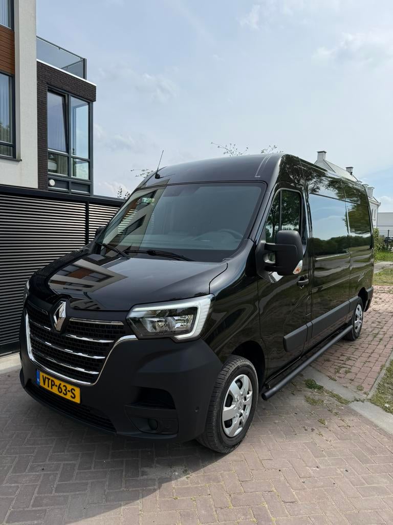 Renault Master GB 2.3 dCi 135pk L2h3 T35 FWD 2023 Zwart, Auto's, Voorwielaandrijving, Euro 6, 4 cilinders, Renault