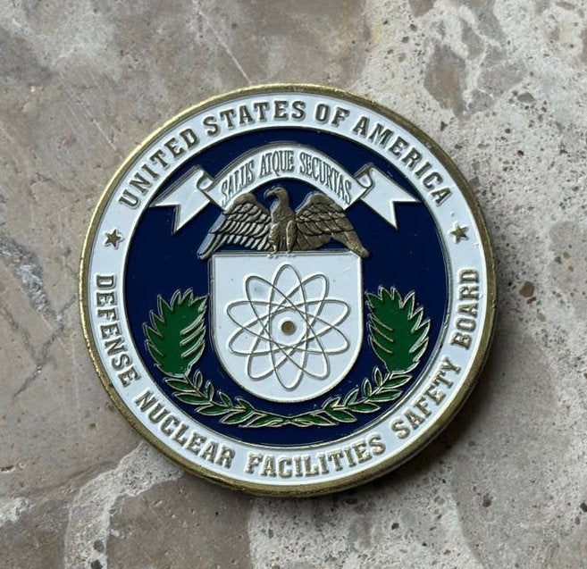 United States defense nuclear facilities safety board coin, Ophalen of Verzenden, Landmacht, Nederland, Embleem of Badge