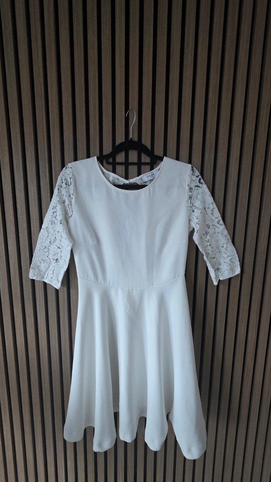 Jurk Axara Paris M/L, Kleding | Dames, Jurken, Zo goed als nieuw, Maat 38/40 (M), Wit, Boven de knie, Ophalen of Verzenden