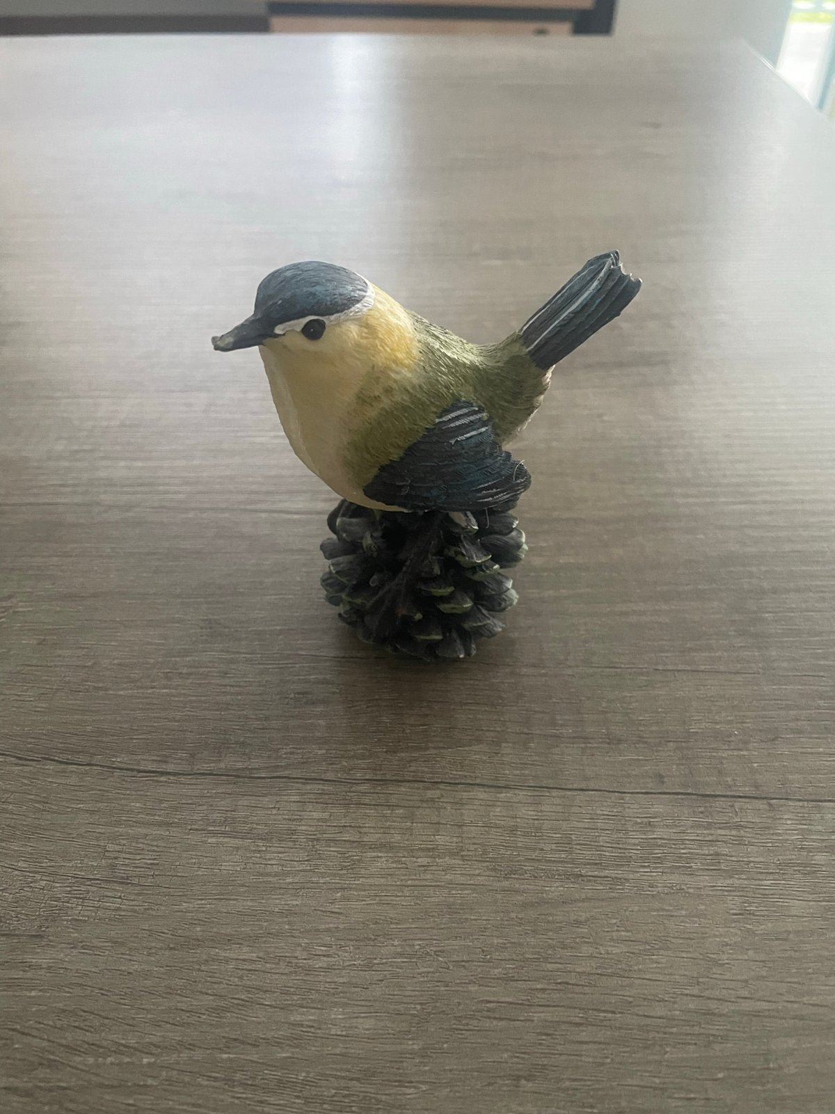 Decoratief vogeltje op dennenappel - Zo goed als nieuw, Meerkleurig, Ophalen of Verzenden, Steen/keramiek, Landelijk