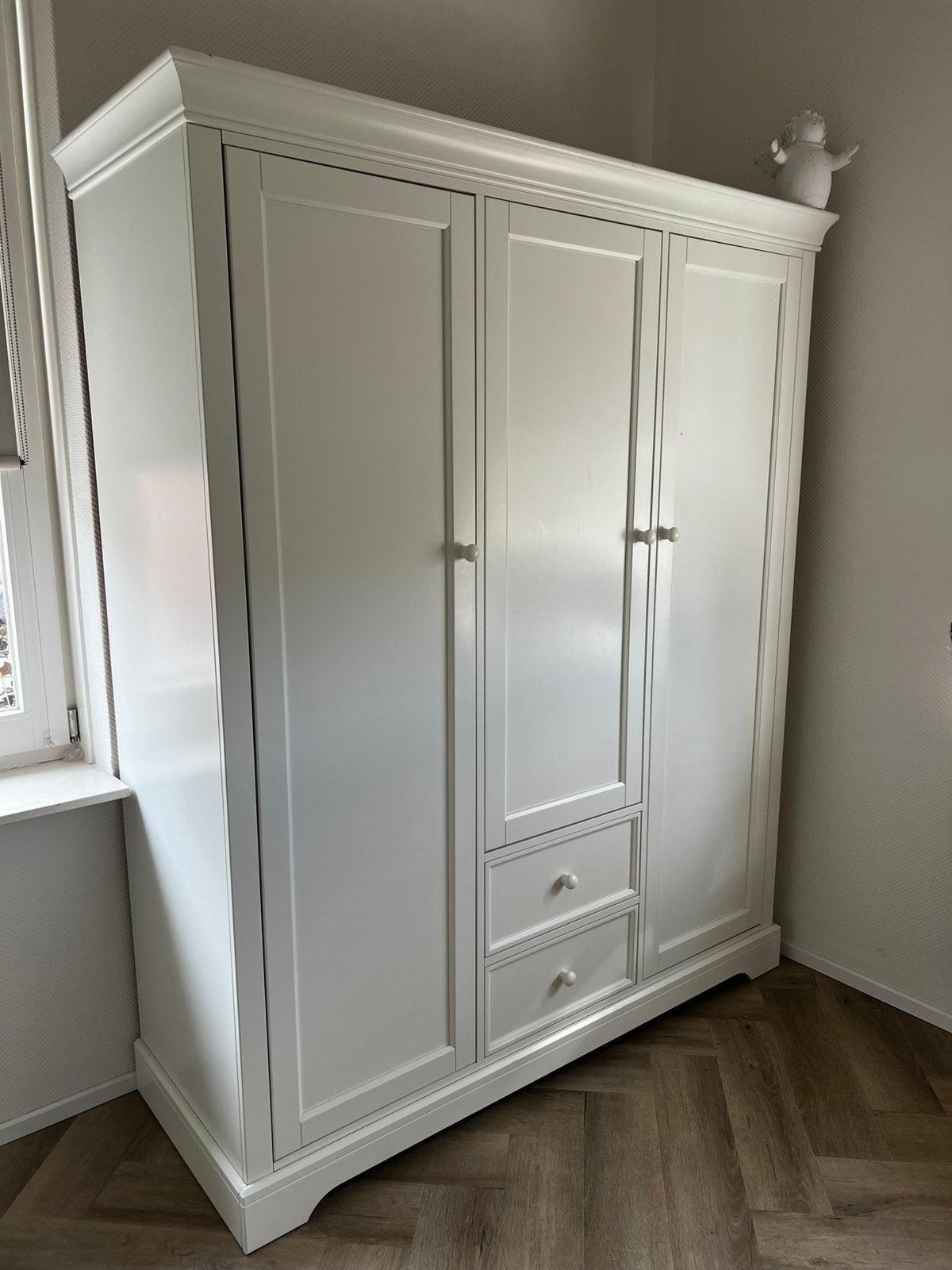 Baby kinder kamer. Ledikant/bed - dressoir- kledingkast., Ophalen, Zo goed als nieuw, Jongetje of Meisje