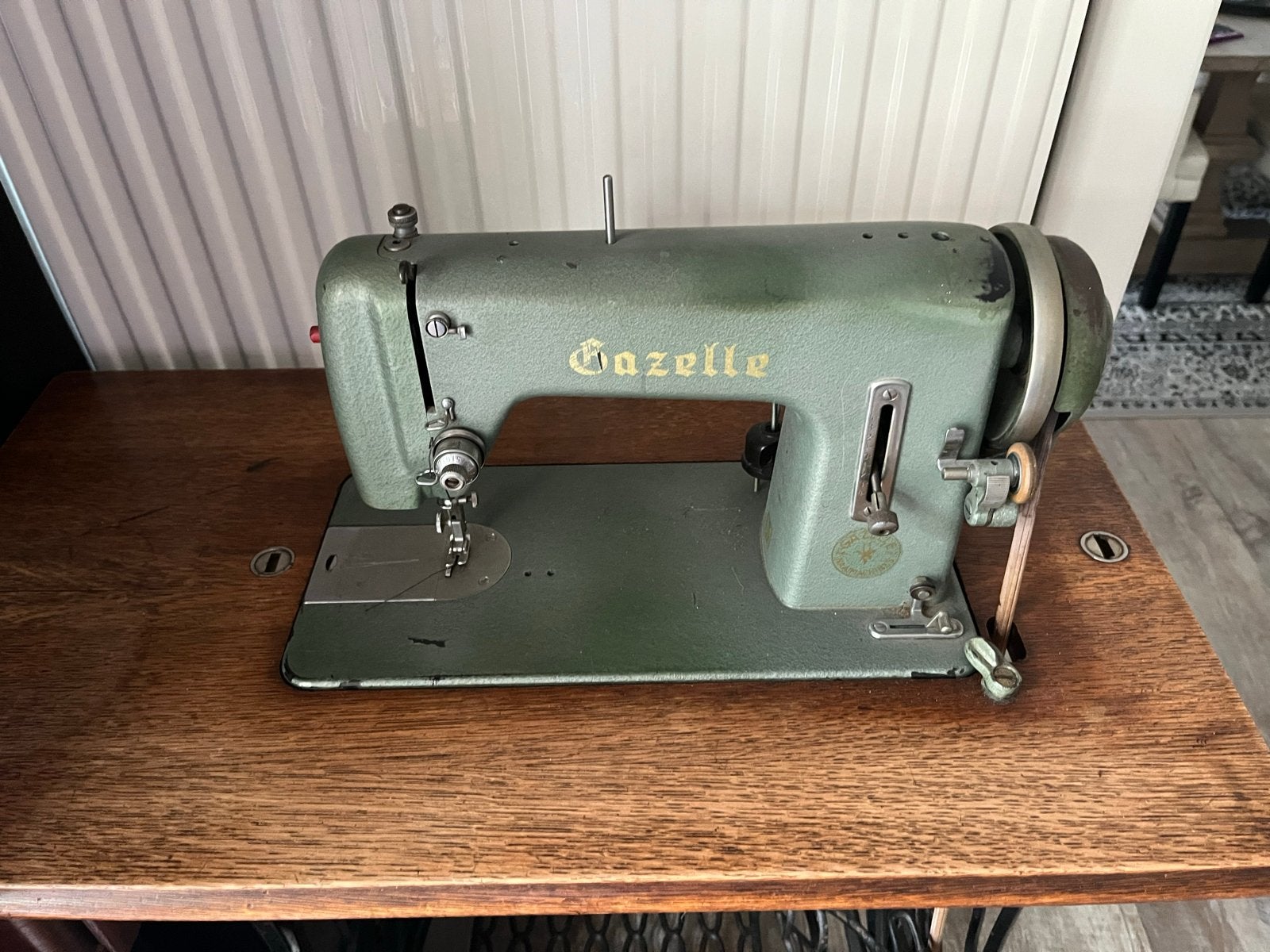Antieke Gazelle naaimachine met Singer onderstel, Ophalen