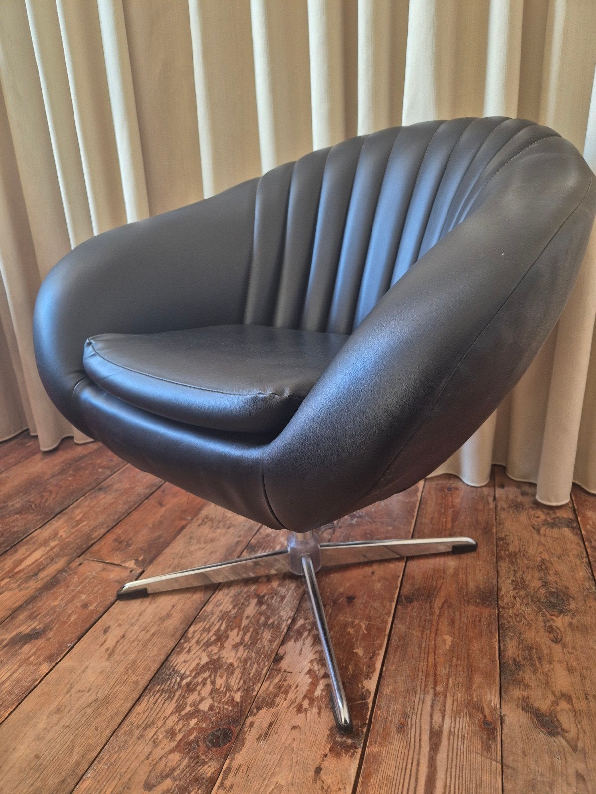 vintage zwarte kuipstoel fauteuil, Huis en Inrichting, Fauteuils, Ophalen, Gebruikt, Minder dan 75 cm, Leer