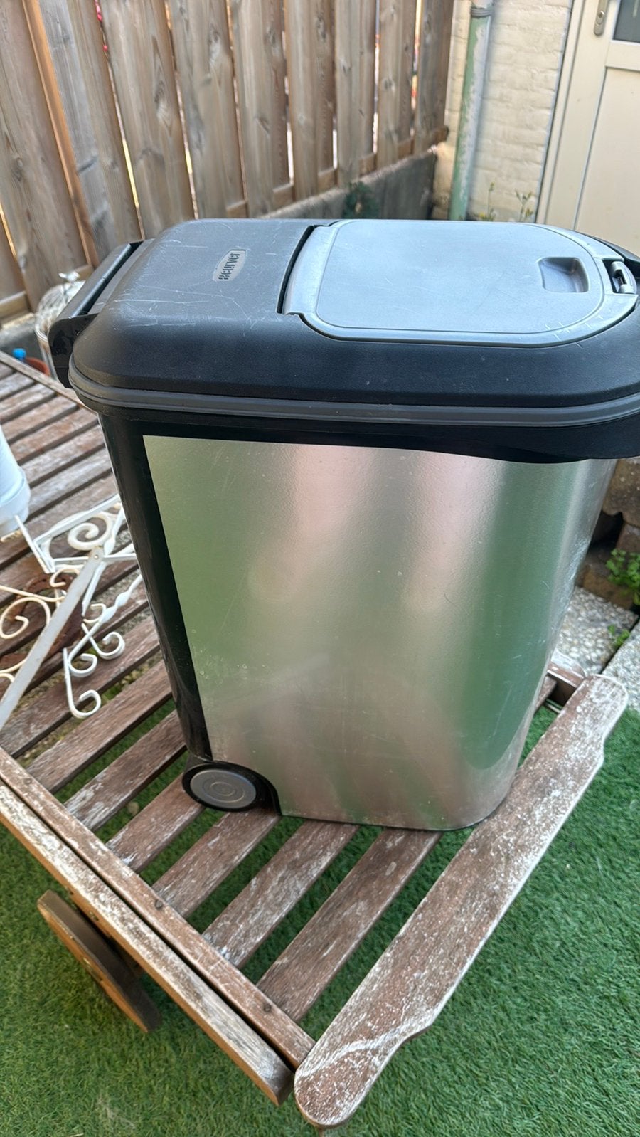 Te koop Curver voedselcontainer ( voor 20 kg hondenvoer), Dieren en Toebehoren, Ophalen, Hond