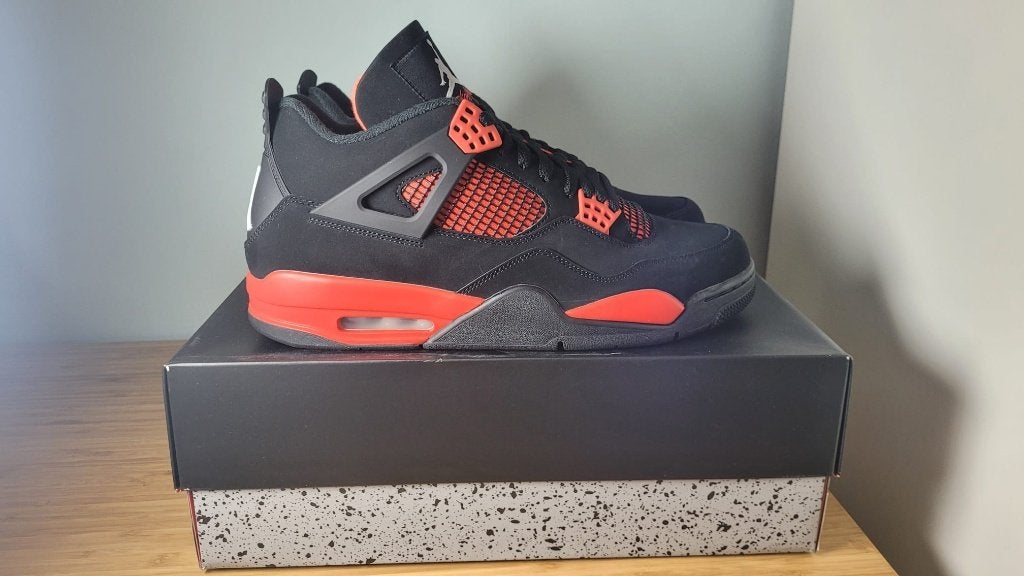 Jordan 4 Retro Red Thunder - size US12/EU46, Zwart, Nieuw, Ophalen of Verzenden, Sneakers of Gympen