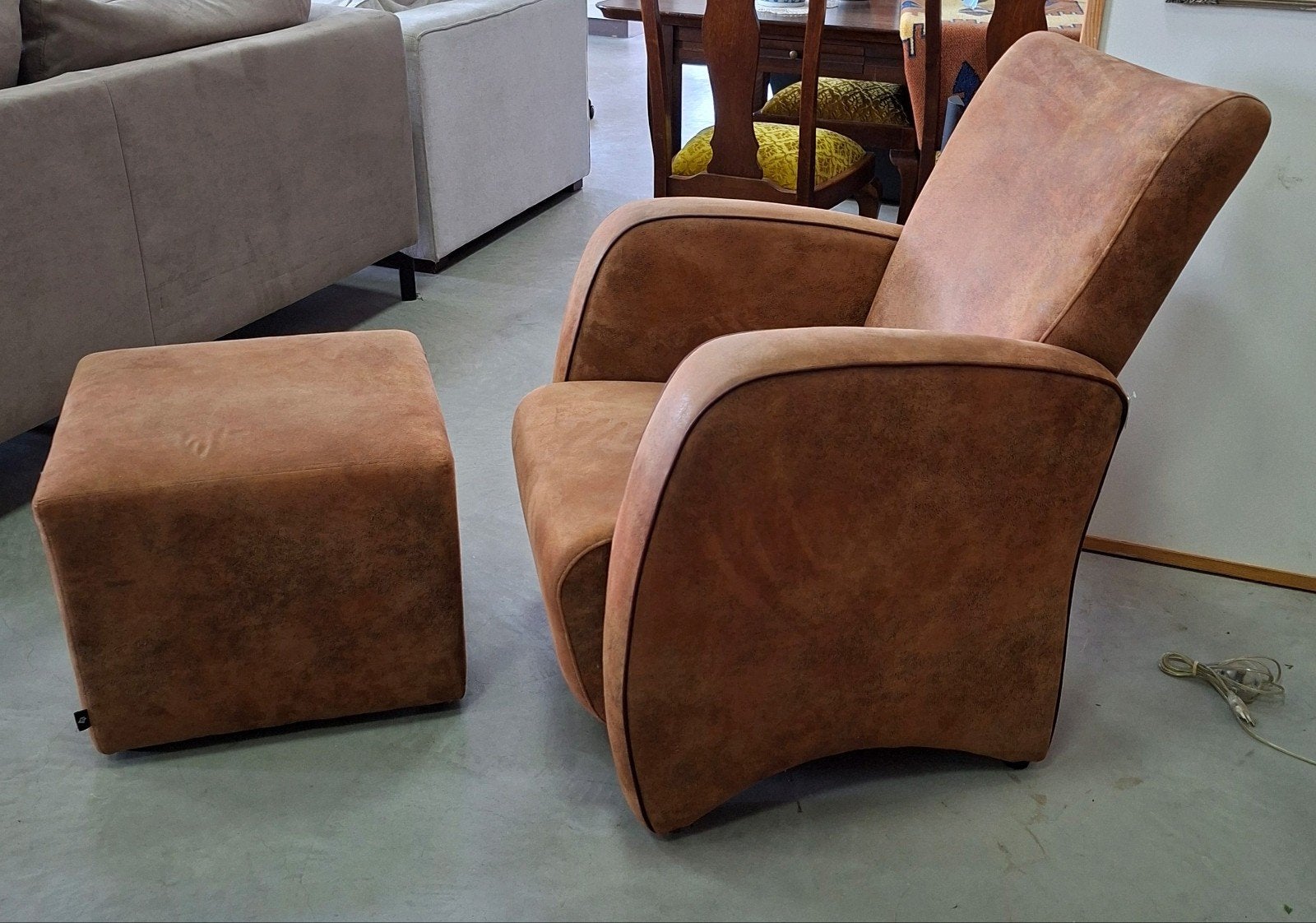 Fauteuil met poef | bruin | microvezelstof, Ophalen, Gebruikt, Minder dan 75 cm, Stof