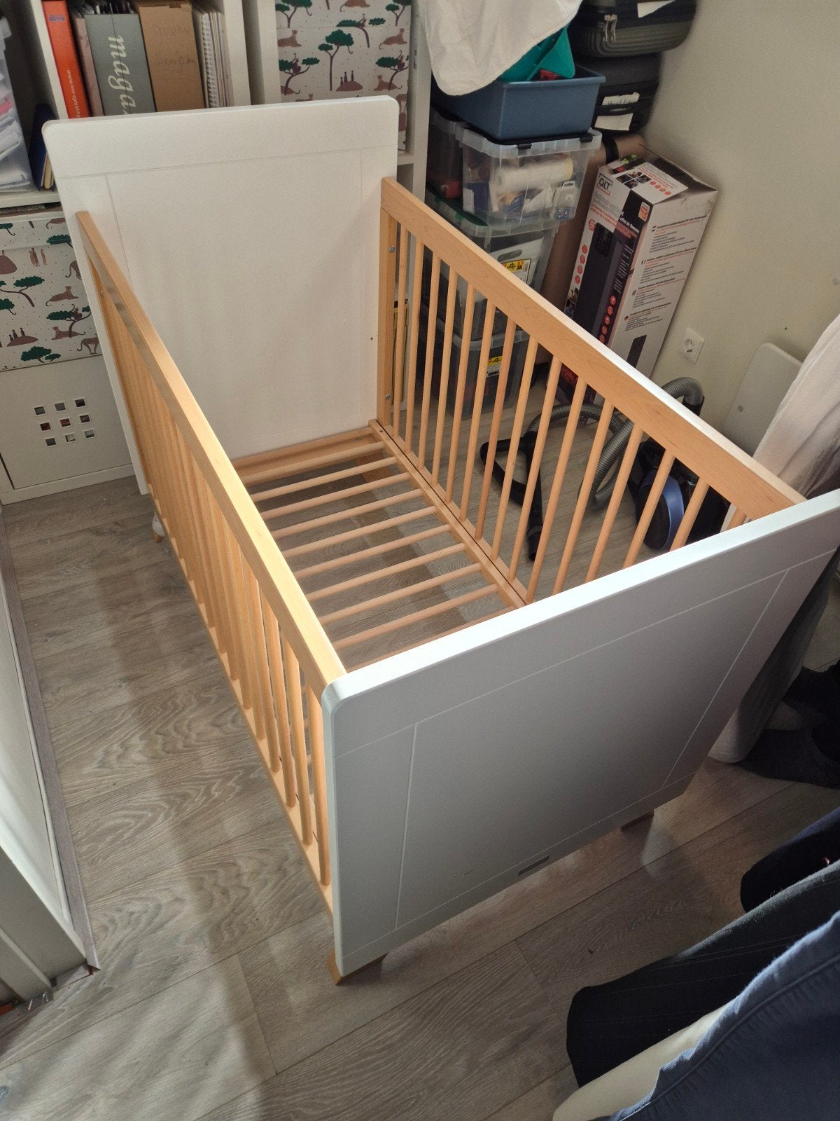 Wit ledikant met houten spijlen, bopita, Ophalen, Gebruikt, Ledikant