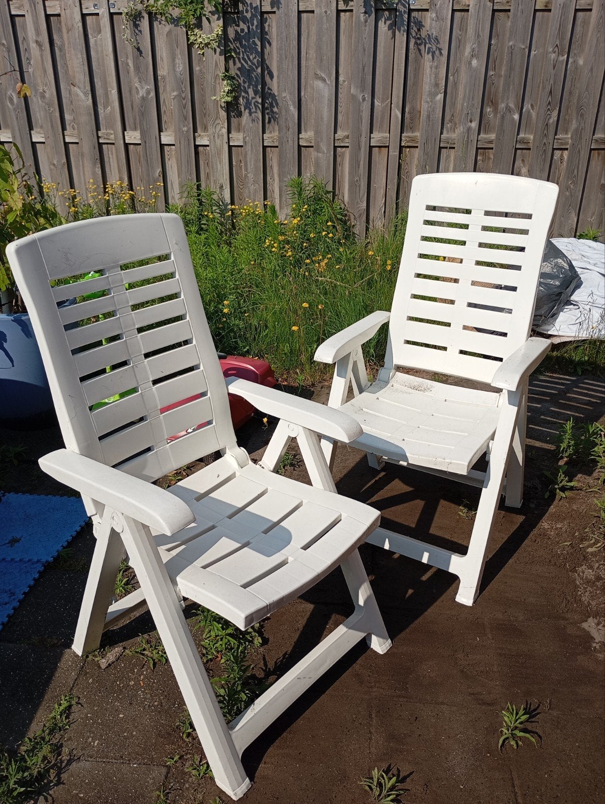 2x Witte Kunststof Tuinstoelen - Verstelbaar en Inklapbaar, Tuin en Terras, Ophalen