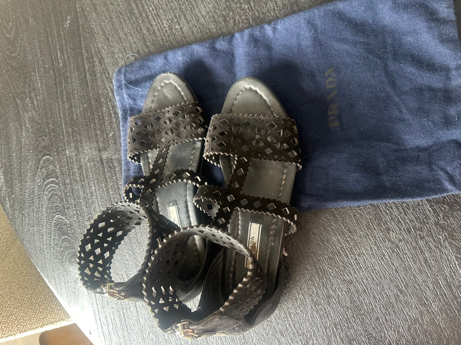 Prada suède sandalen maat 38 met originele Dustbag, Kleding | Dames, Schoenen, Ophalen of Verzenden, Zo goed als nieuw, Zwart
