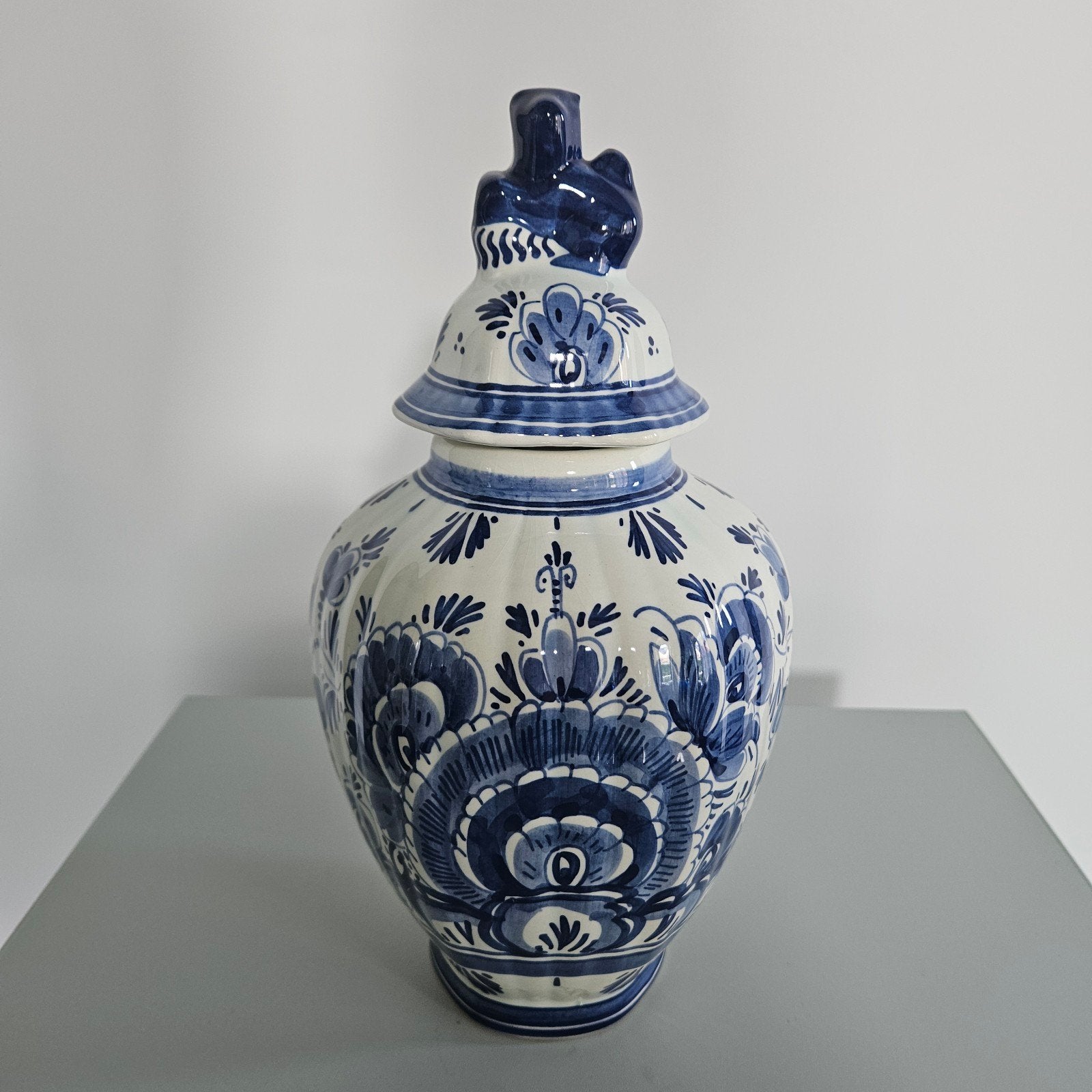 Vintage Delfts Blauw vaas met deksel, handgeschilderd, Ophalen of Verzenden