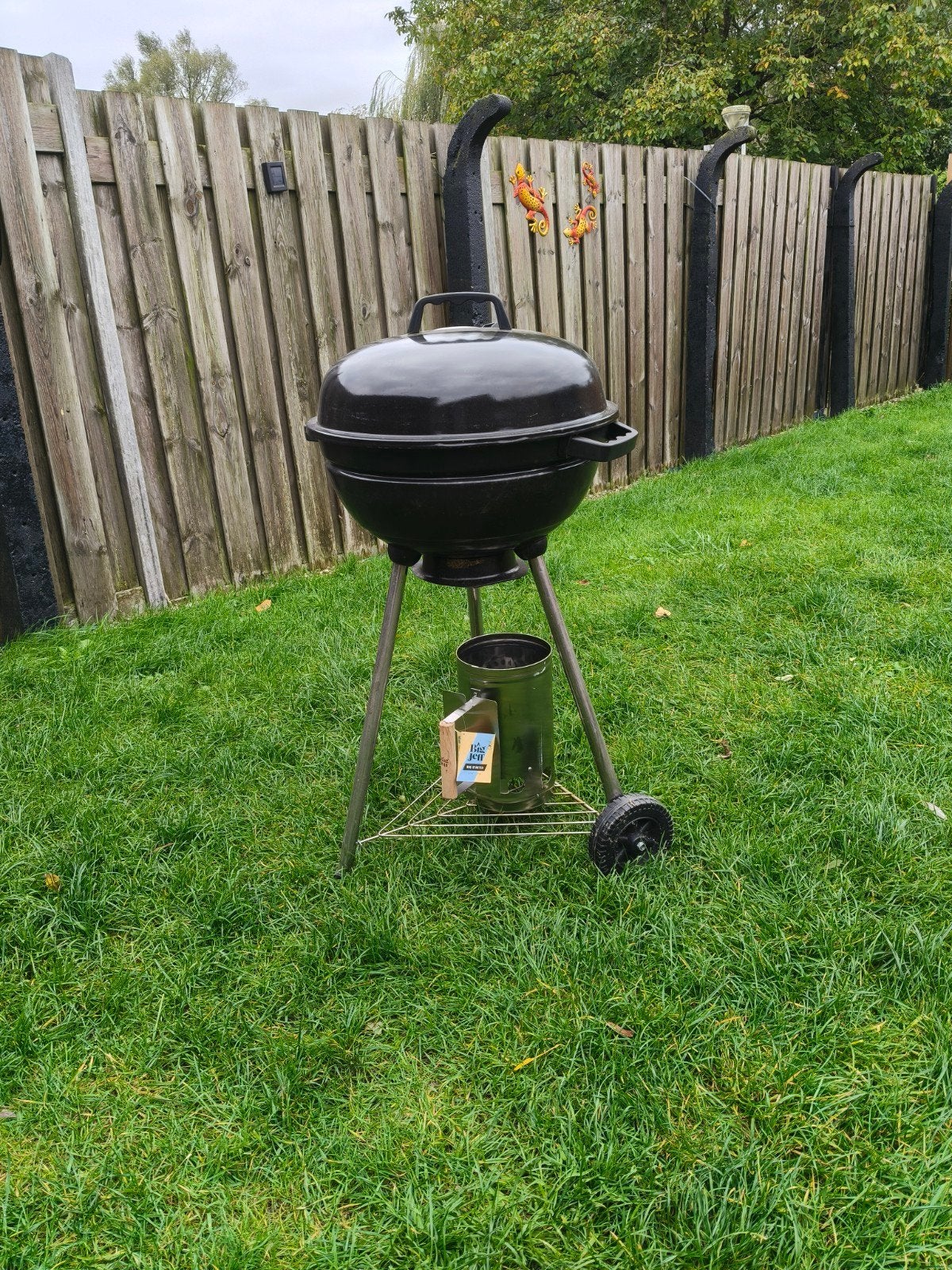 Zwarte houtskool barbecue met deksel en wielen, Ophalen, Gebruikt, Onbekend