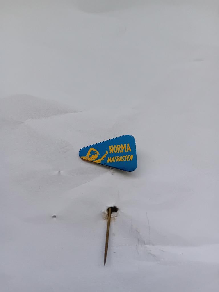 Pin - NORMA - matrassen, Ophalen of Verzenden, Zo goed als nieuw, Merk, Speldje of Pin