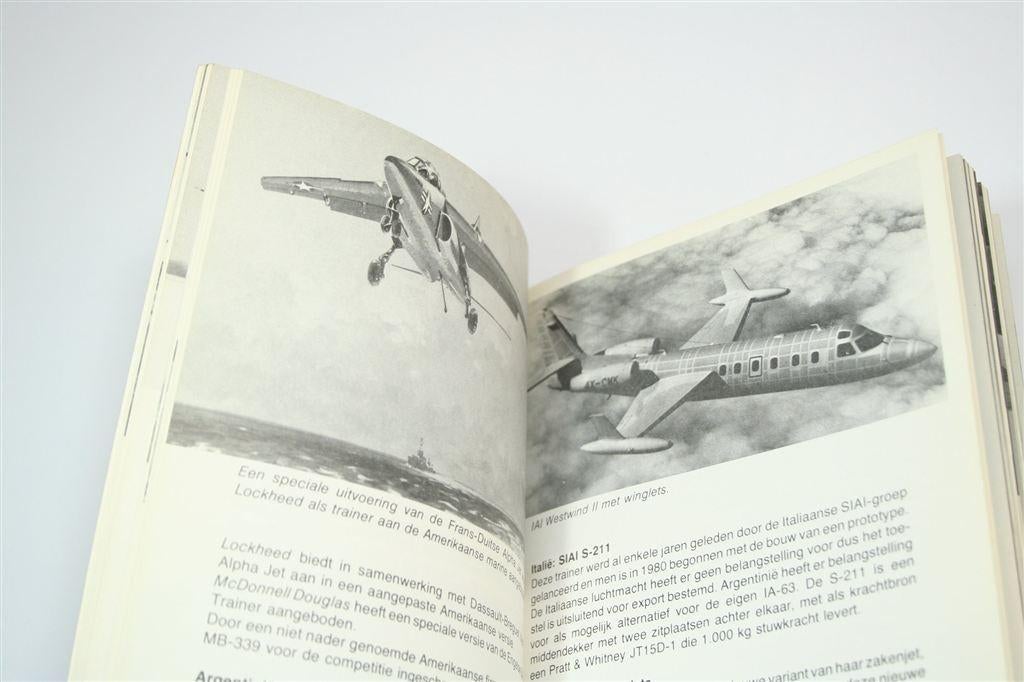 Luchtvaart 1981 — Jaaroverzicht door B. van der Klaauw, Gebruikt, Schaalmodel, -, -