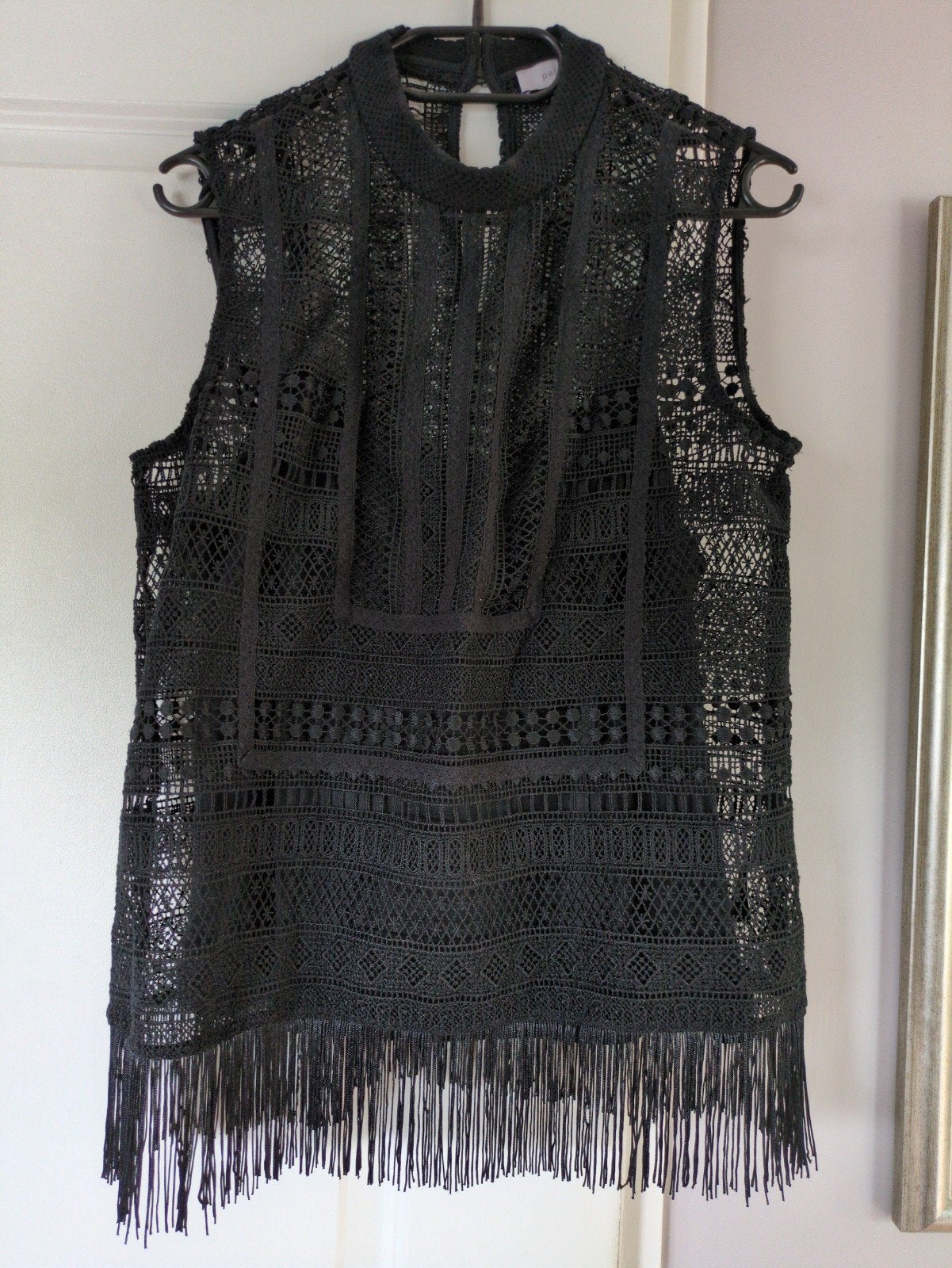 Per Uno, Mooie zwarte top met franjes halter-model 42, Kleding | Dames, Bodywarmers, Ophalen of Verzenden, Zo goed als nieuw, Maat 42/44 (L)