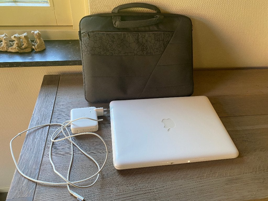 MacBook (2009 - Model A1342) + Oplader & Apple Laptoptas, Computers en Software, Apple Macbooks, Gebruikt, Qwerty, 13 inch, Ophalen of Verzenden