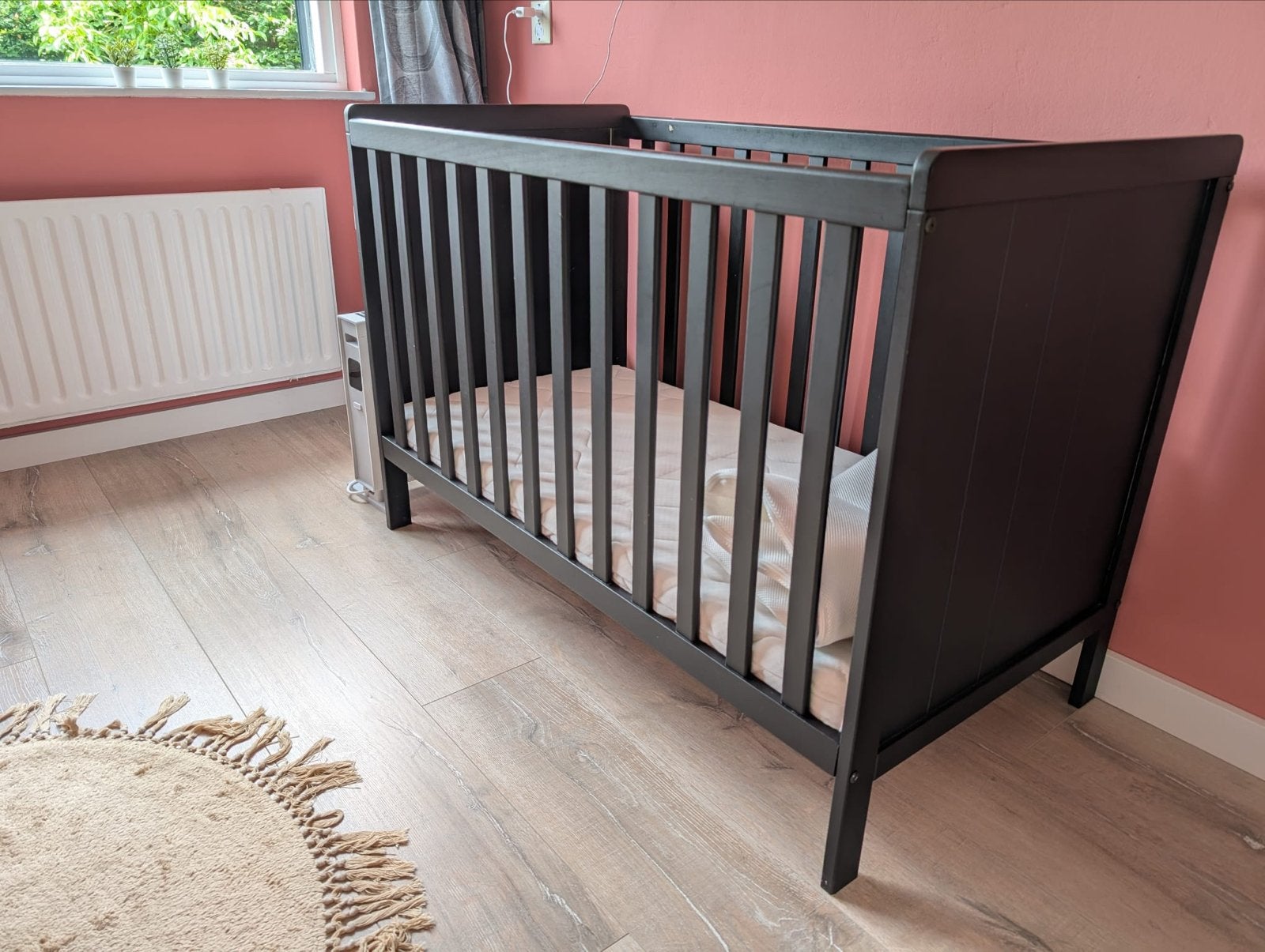 Zwart ledikant met matras en aerosleep topper, Ophalen, Gebruikt, Ledikant