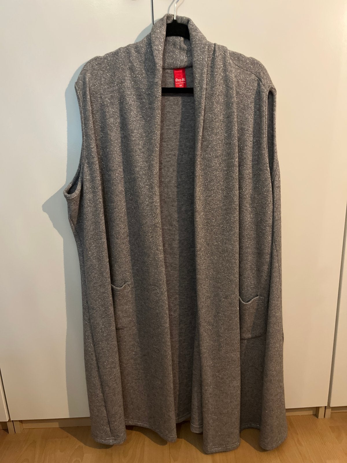 Only-M grijs vest met glittertje maat 54, Kleding | Dames, Ophalen of Verzenden, Zo goed als nieuw, Grijs, Trui of Vest