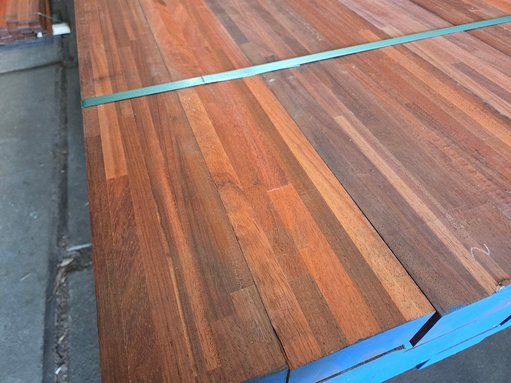 Uniek - Padoek kozijnhout gevingerlast 70x126x5900mm - Op=Op, Nieuw, Ophalen of Verzenden, Hardhout, 250 cm of meer