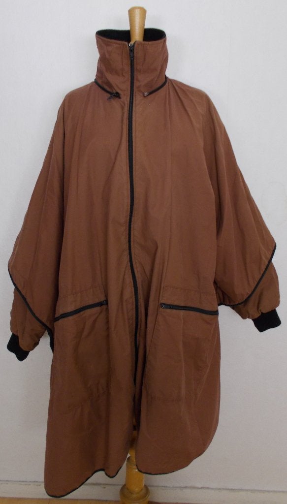 Aparte lange bruine jas van Finse merk Skandika! XL/XXL, Ophalen of Verzenden, Zo goed als nieuw, Maat 46/48 (XL) of groter, Bruin