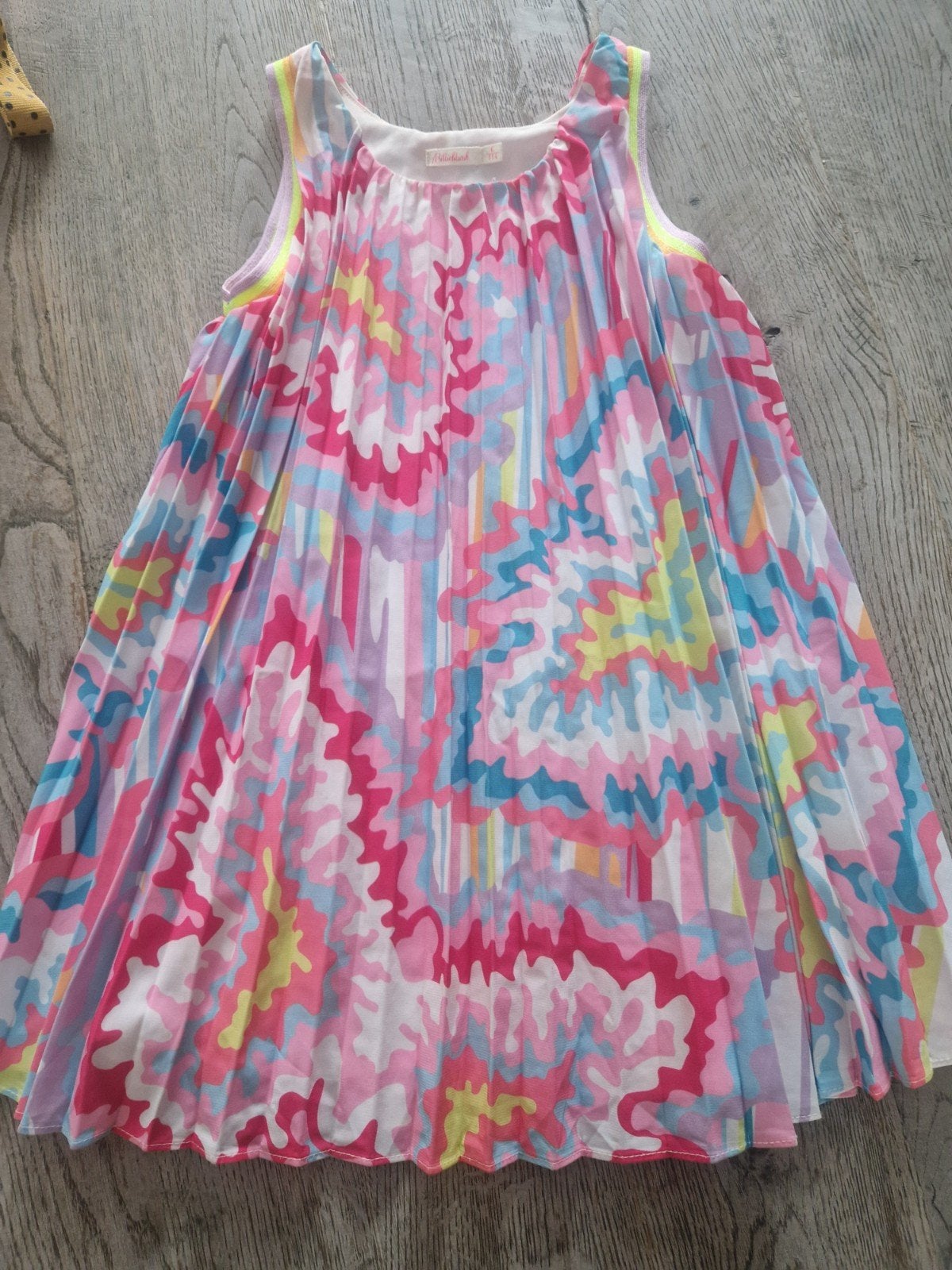 Billieblush jurk maat 114 (6 jaar) kleurrijk plissé, Kinderen en Baby's, Kinderkleding | Overige, Ophalen of Verzenden, Zo goed als nieuw