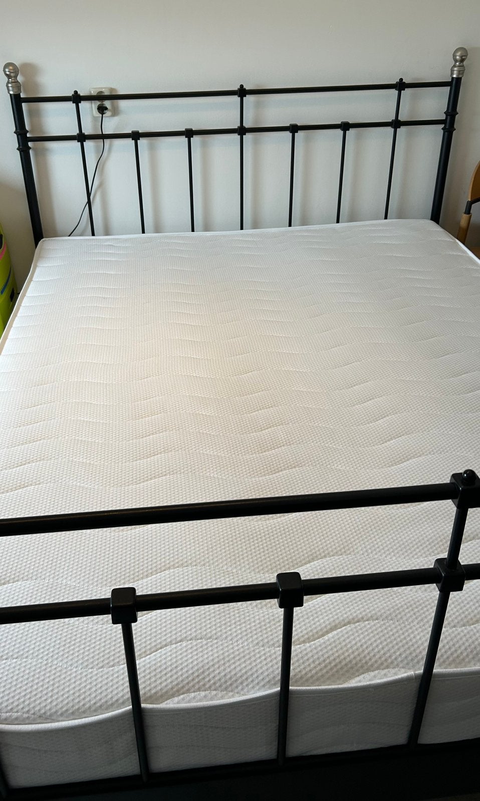Tweepersoonsbed 160 x 200 cm met zwart ijzeren frame, Ophalen, Tweepersoons, Zo goed als nieuw, 200 cm