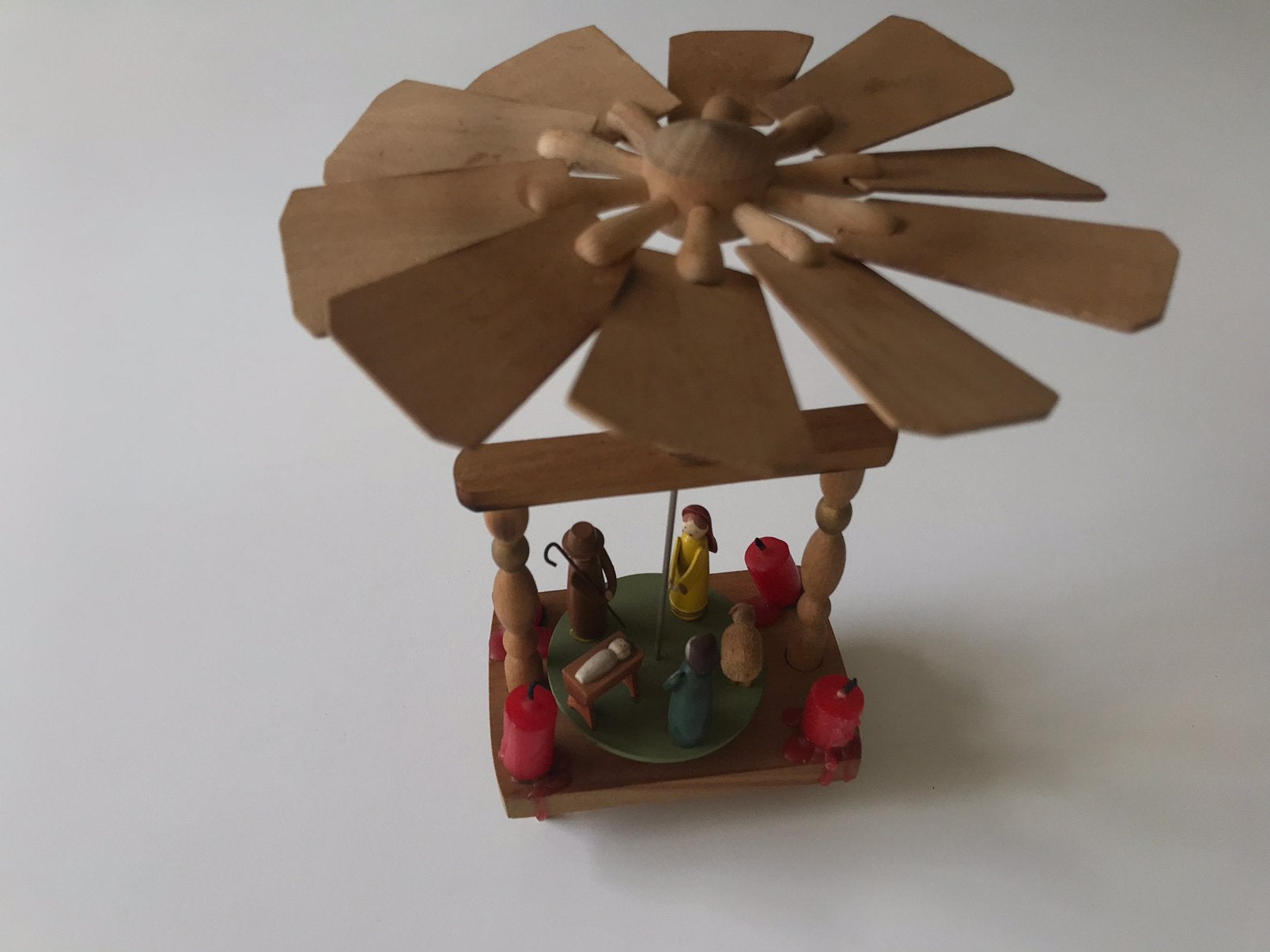 Vintage ertsgebergte  kerstpiramide met gekleurde figuurtjes, Ophalen of Verzenden, Gebruikt