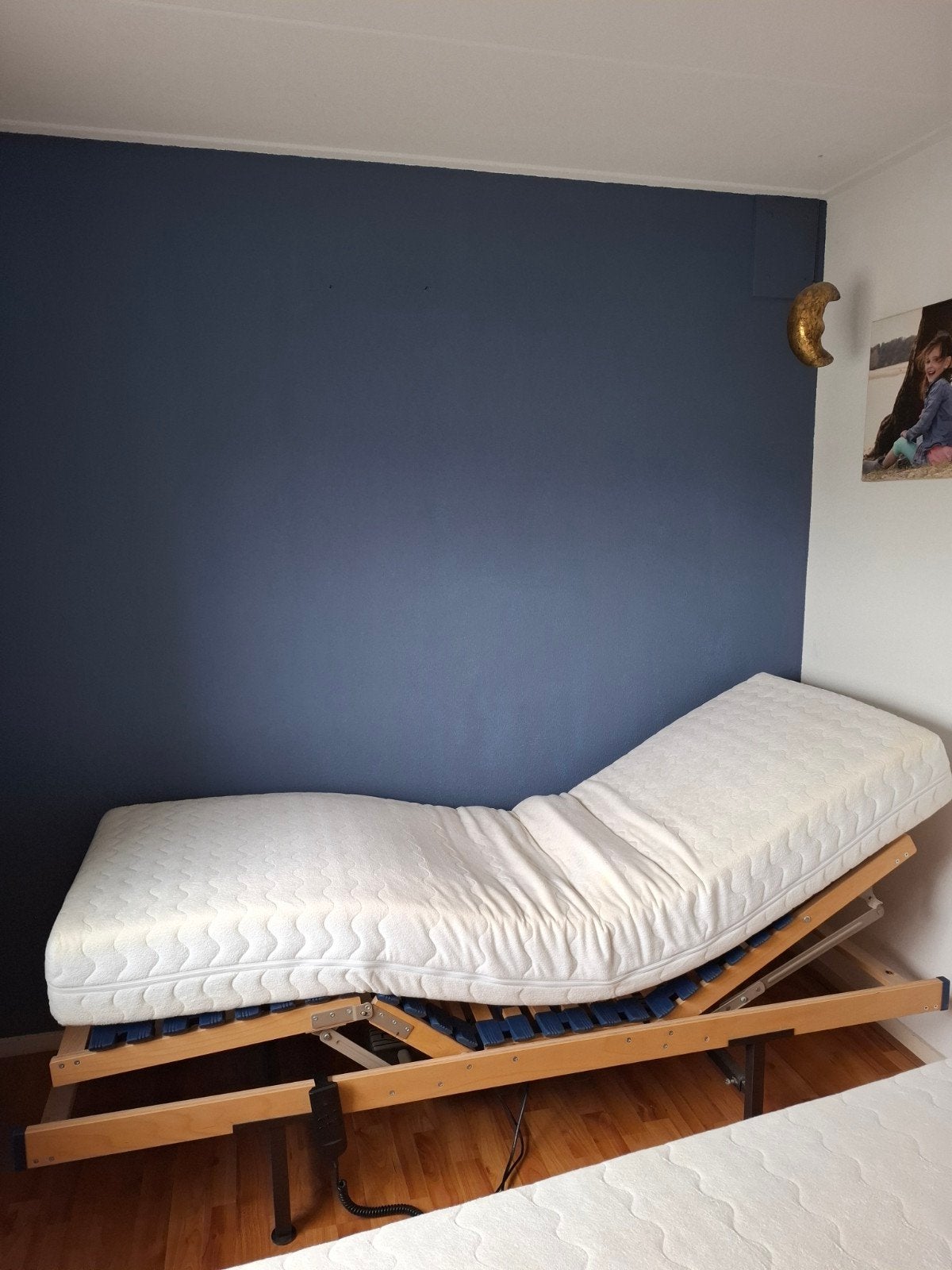2x verstelbaar eenpersoonsbed met matras en afstandsbedienin, Ophalen, 200 cm, Modern, Hout